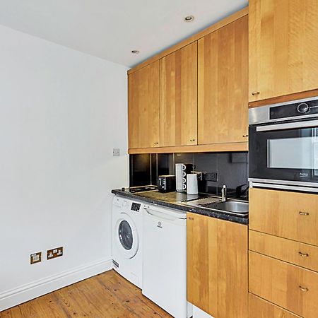 One-Bedroom Abode With A Balcony In Central Londen Buitenkant foto