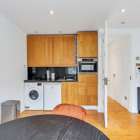 One-Bedroom Abode With A Balcony In Central Londen Buitenkant foto