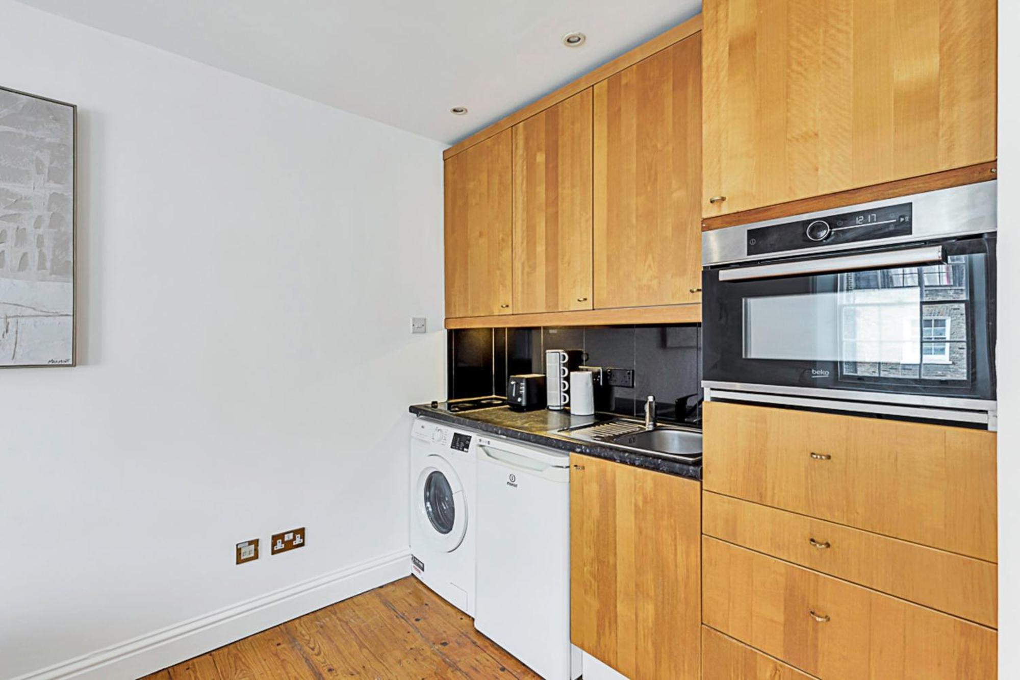 One-Bedroom Abode With A Balcony In Central Londen Buitenkant foto