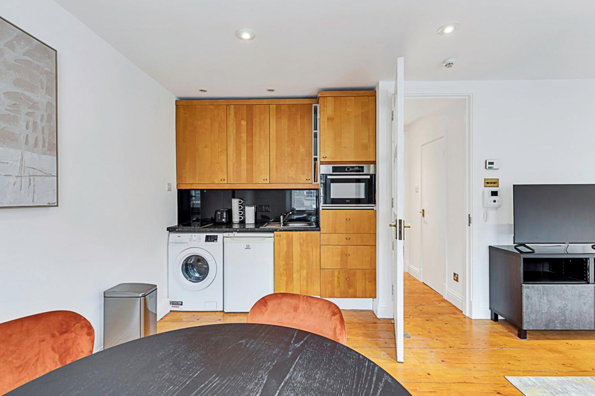 One-Bedroom Abode With A Balcony In Central Londen Buitenkant foto