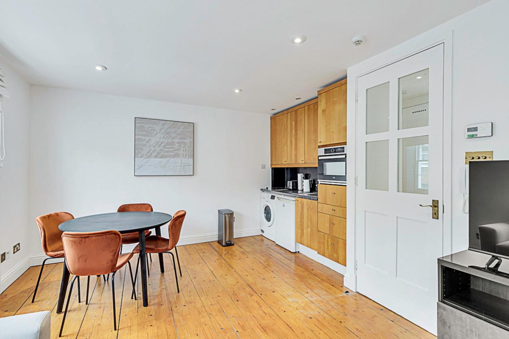 One-Bedroom Abode With A Balcony In Central Londen Buitenkant foto