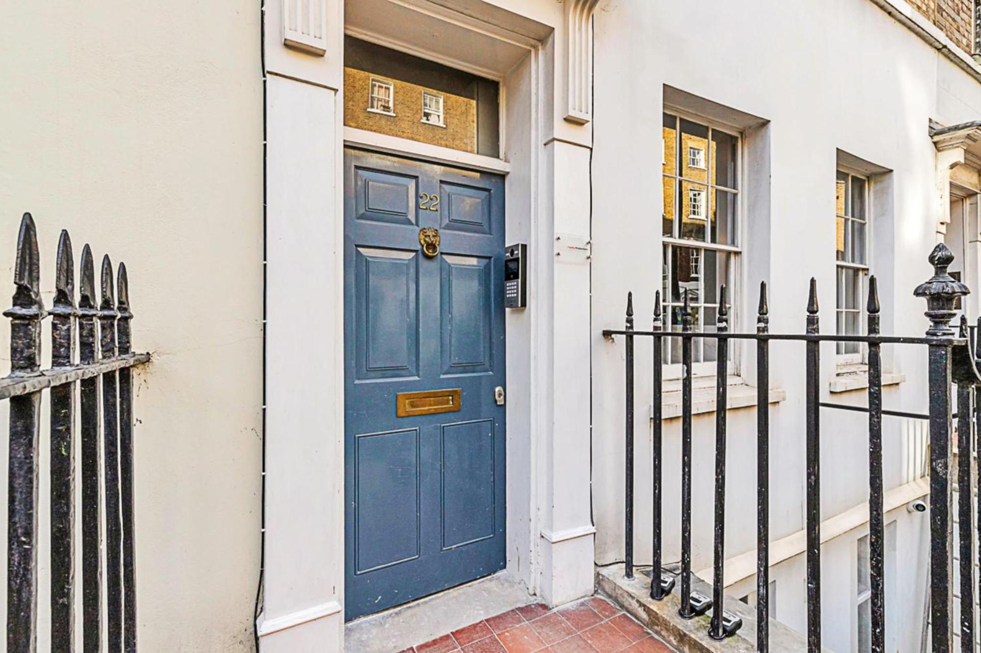 One-Bedroom Abode With A Balcony In Central Londen Buitenkant foto