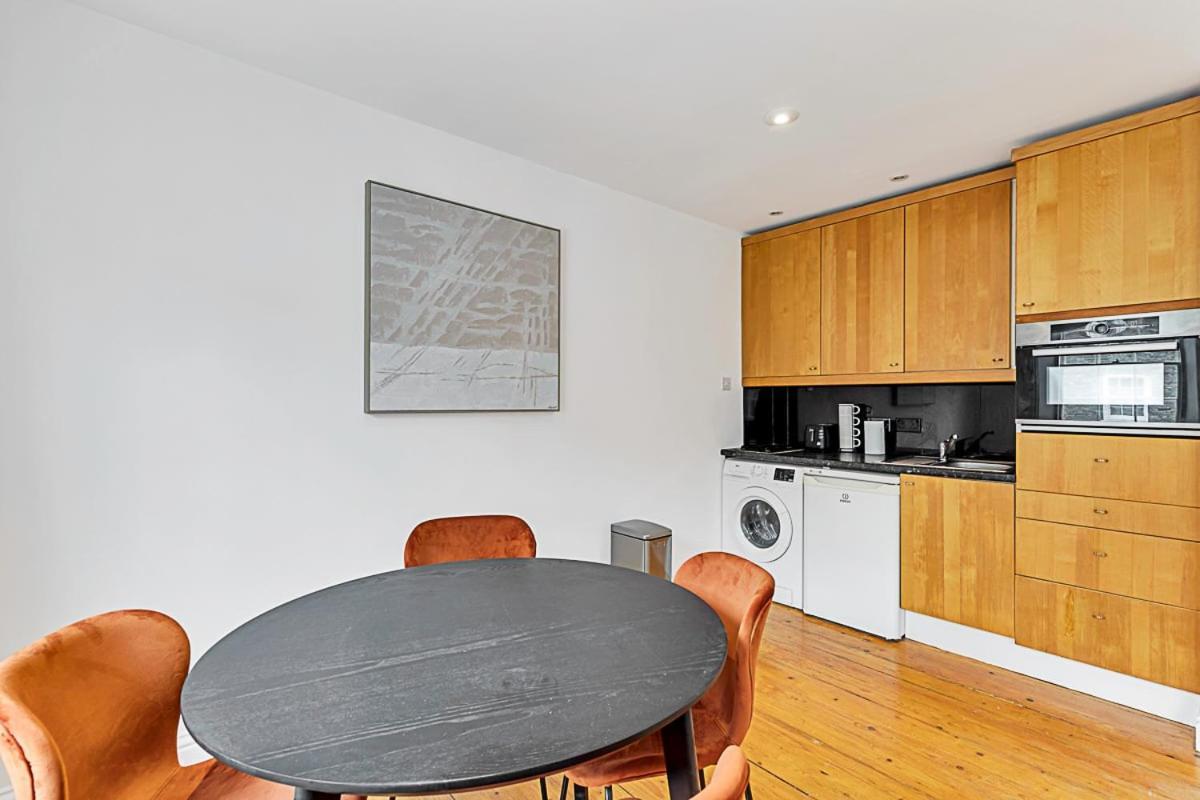 One-Bedroom Abode With A Balcony In Central Londen Buitenkant foto