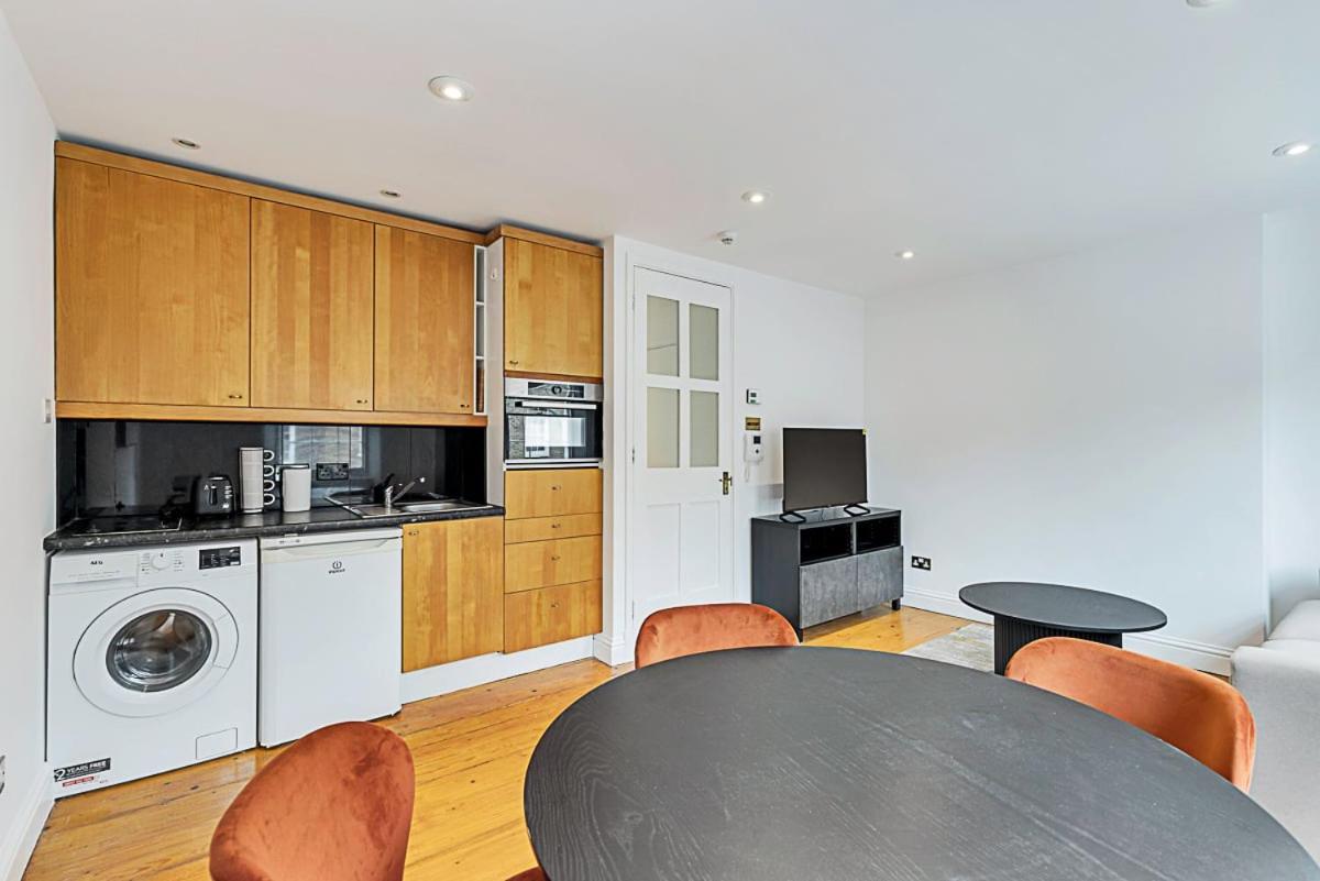 One-Bedroom Abode With A Balcony In Central Londen Buitenkant foto