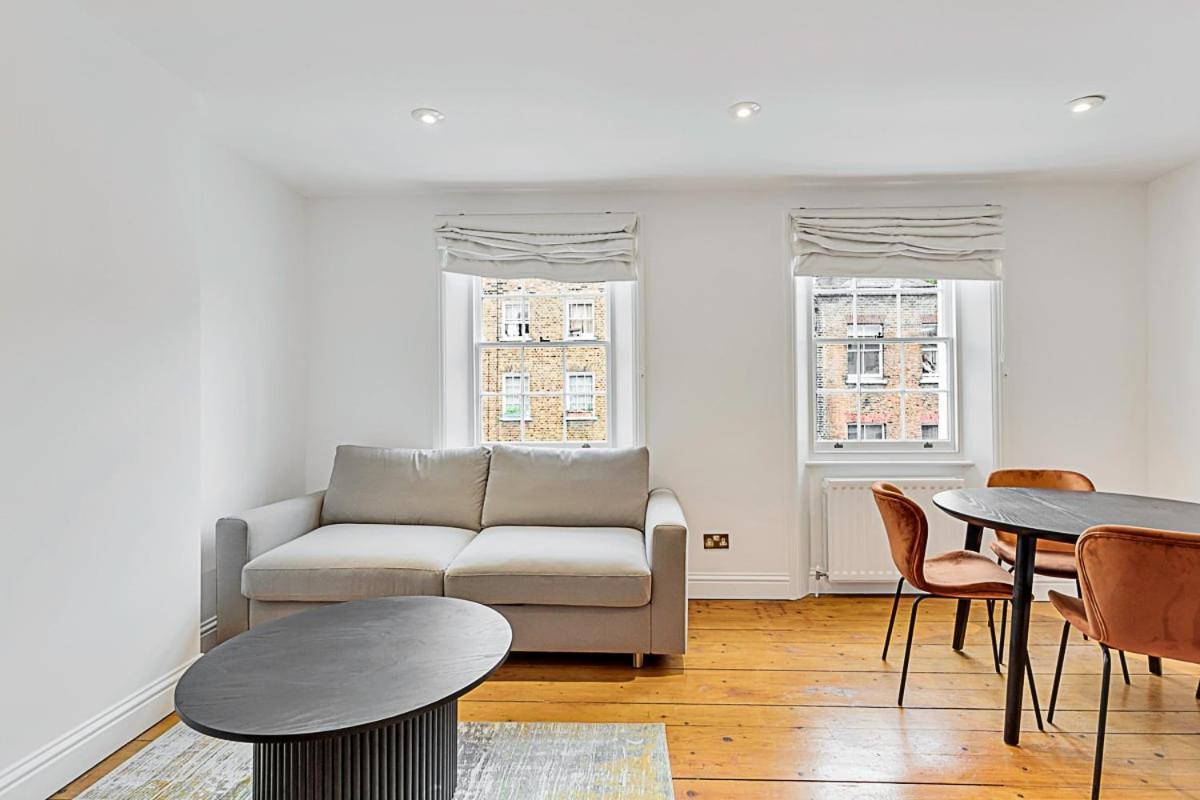 One-Bedroom Abode With A Balcony In Central Londen Buitenkant foto