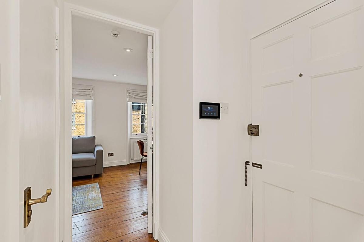 One-Bedroom Abode With A Balcony In Central Londen Buitenkant foto